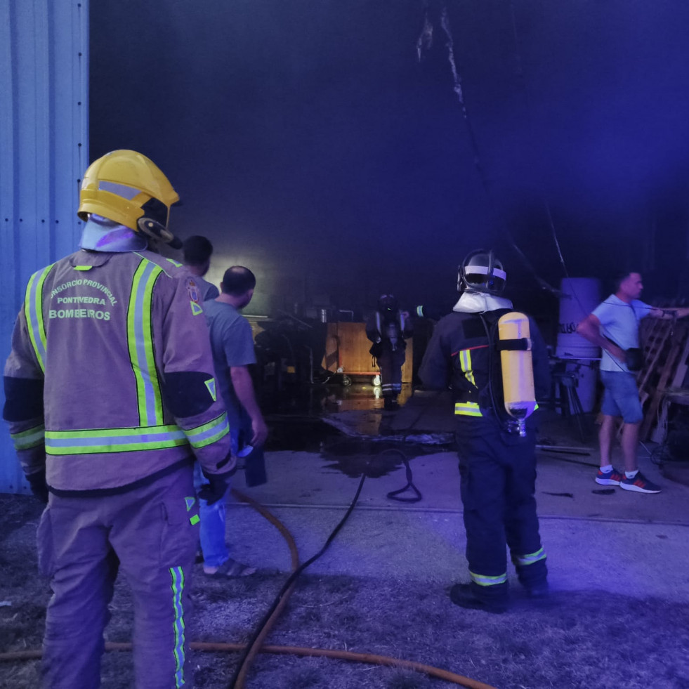 Un incendio en una nave de Cambados movilizó ayer a emergencias y bomberos