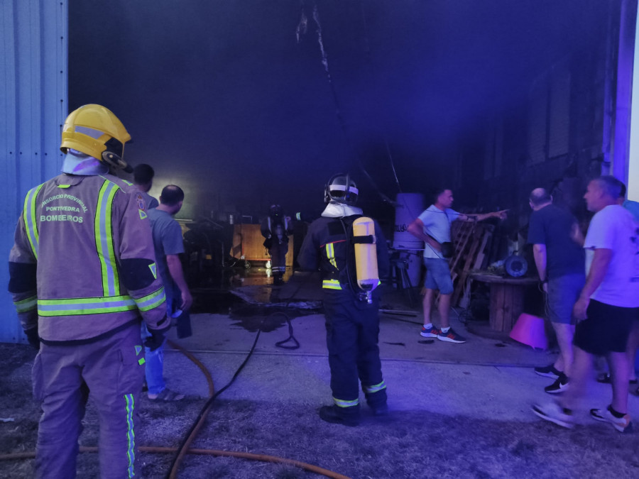 Un incendio en una nave de Cambados movilizó ayer a emergencias y bomberos