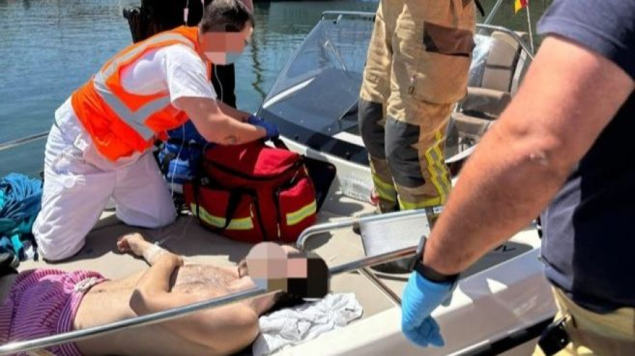 Un joven se fractura la tibia al evitar que su embarcación colisionase en el puerto de Sanxenxo