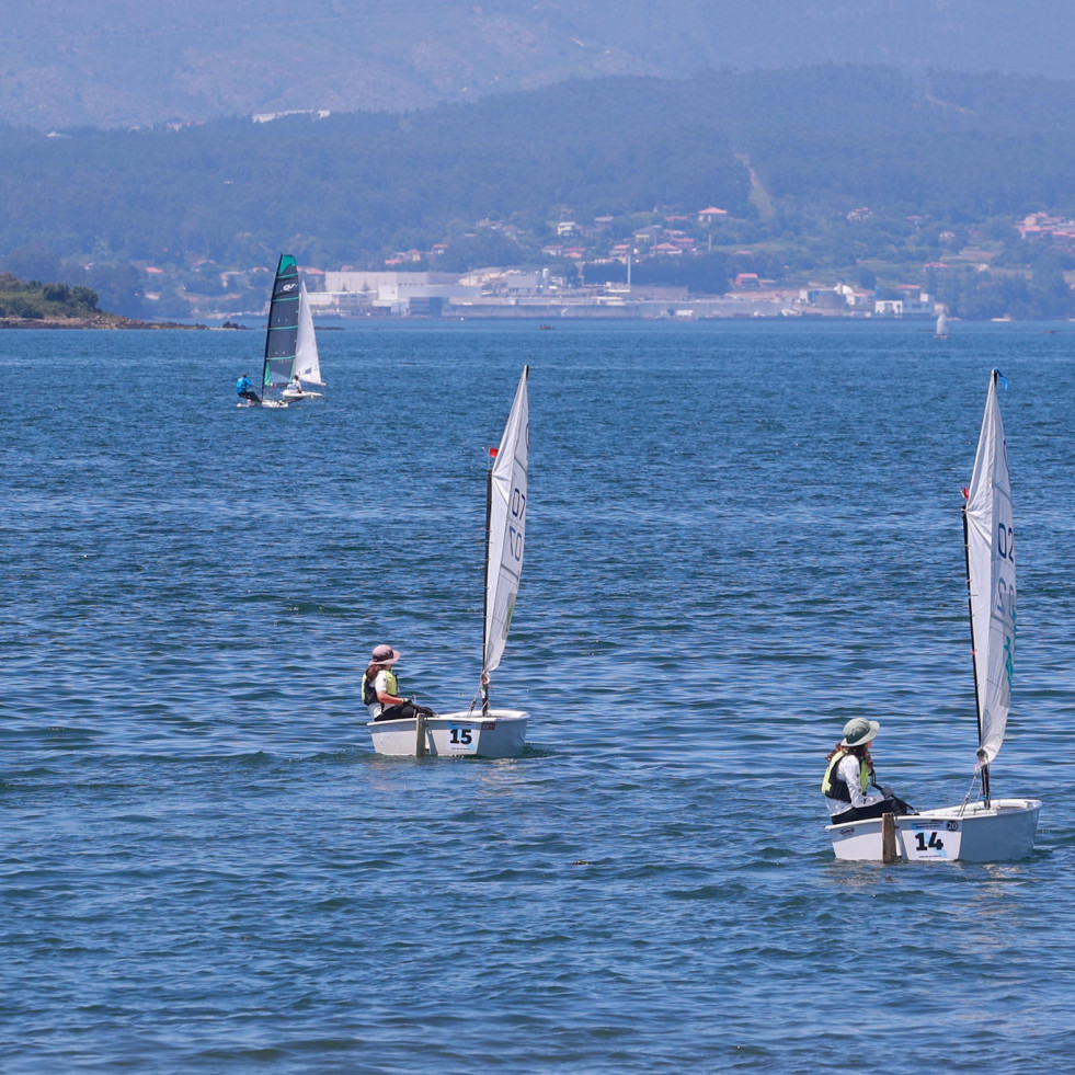 La Copa Xunta inunda la Ría de Arousa de velas en su segunda jornada