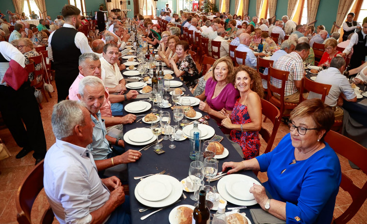 Vecinas de A Illa de Arousa disfrutaron ayer de su tradicional ‘comida do verán’ para jubilados
