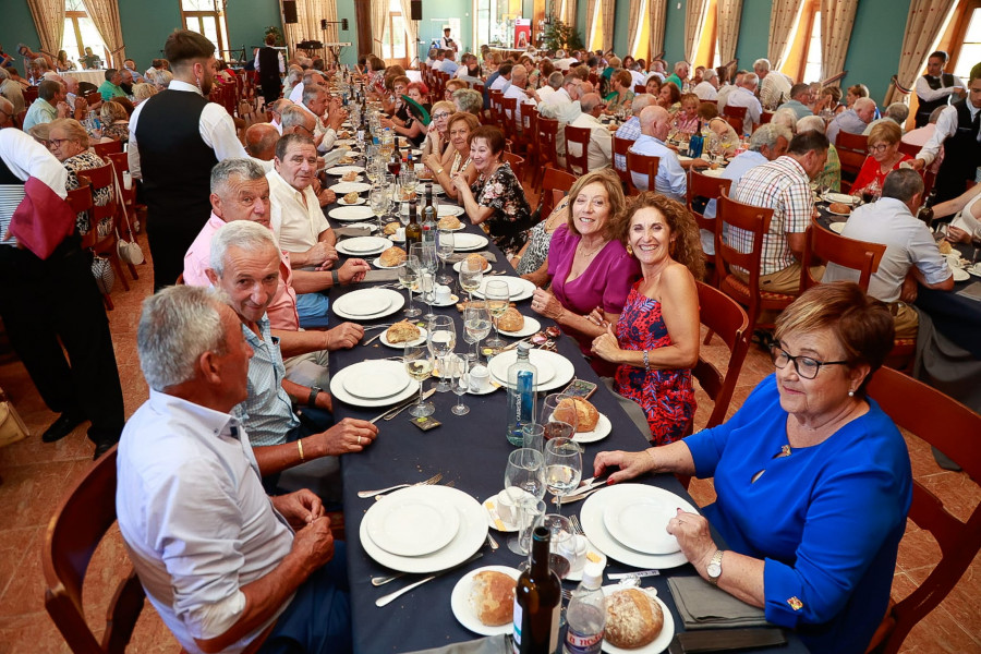 Vecinas de A Illa de Arousa disfrutaron ayer de su tradicional ‘comida do verán’ para jubilados