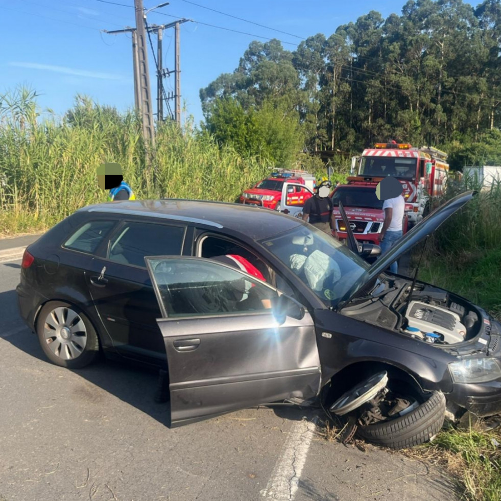 Trasladada a un centro sanitario una conductora tras sufrir un accidente de tráfico en Boiro