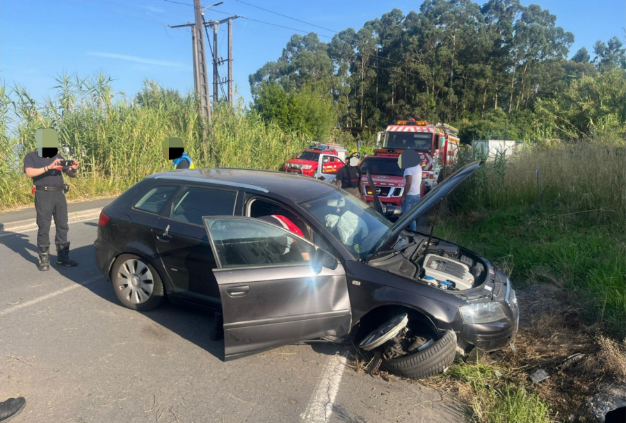 Trasladada a un centro sanitario una conductora tras sufrir un accidente de tráfico en Boiro