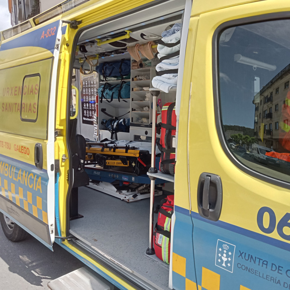 Evacuado en ambulancia al Hospital do Barbanza un joven peatón tras caer sobre un coche que circulaba por el centro de Ribeira