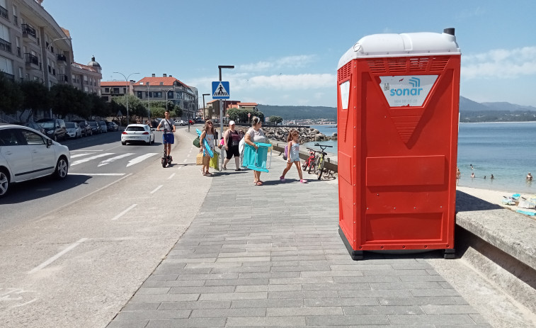 Los populares de Ribeira denuncian que faltan aseos portátiles en algunas playas