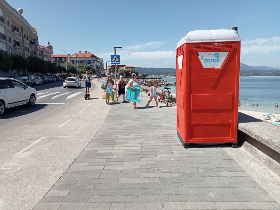 Los populares de Ribeira denuncian que faltan aseos portátiles en algunas playas