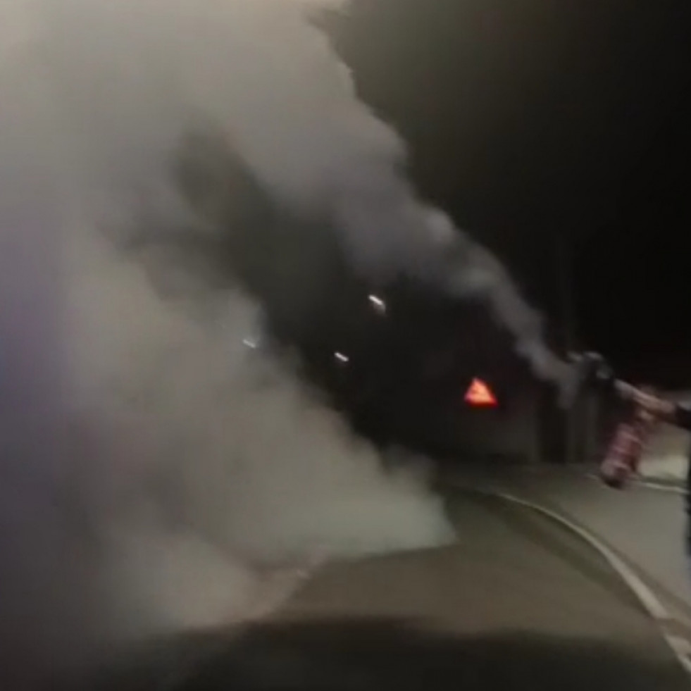 Un incendio en el tendido eléctrico en el lugar pobrense de Outeiro deja sin luz durante hora y media a una veintena de casas