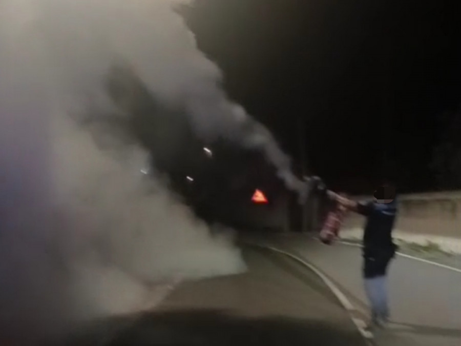 Un incendio en el tendido eléctrico en el lugar pobrense de Outeiro deja sin luz durante hora y media a una veintena de casas