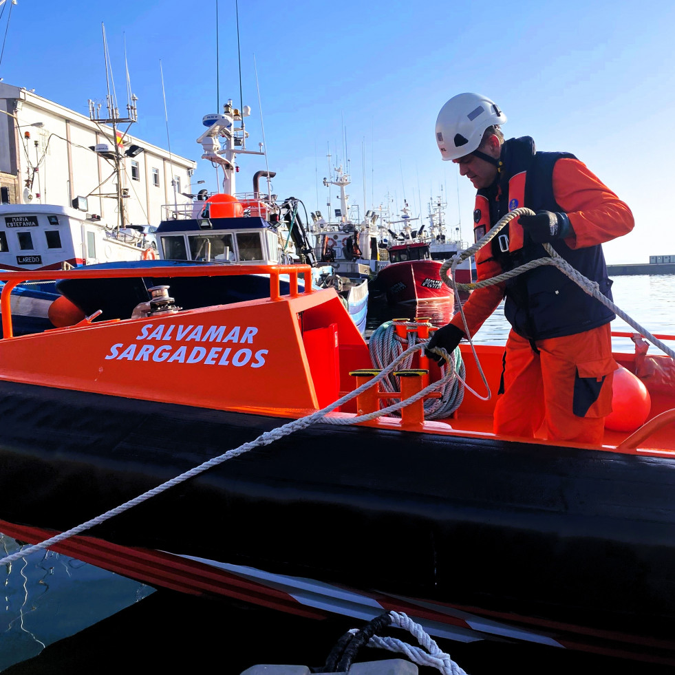 Evacuadas dos personas tras chocar contra una batea en A Illa