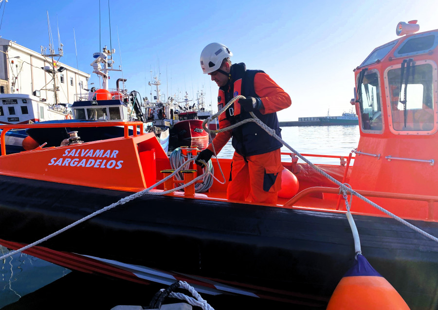 Evacuadas dos personas tras chocar contra una batea en A Illa