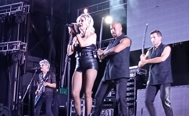 Nebulossa triunfa en la Choqueirada de Verán de A Pobra con su concierto, que se convirtió en una celebración del Día del Orgullo