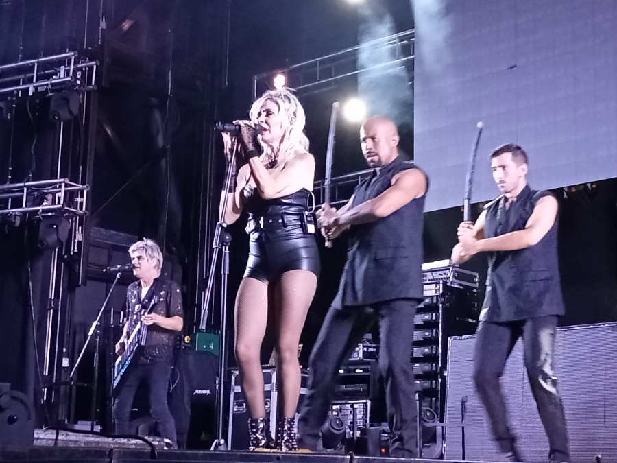 Nebulossa triunfa en la Choqueirada de Verán de A Pobra con su concierto, que se convirtió en una celebración del Día del Orgullo