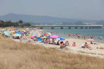Pese a las temperaturas extremas, tanto los turistas como los vecinos de A Illa y Sanxenxo aprovecharon el buen tiempo para disf