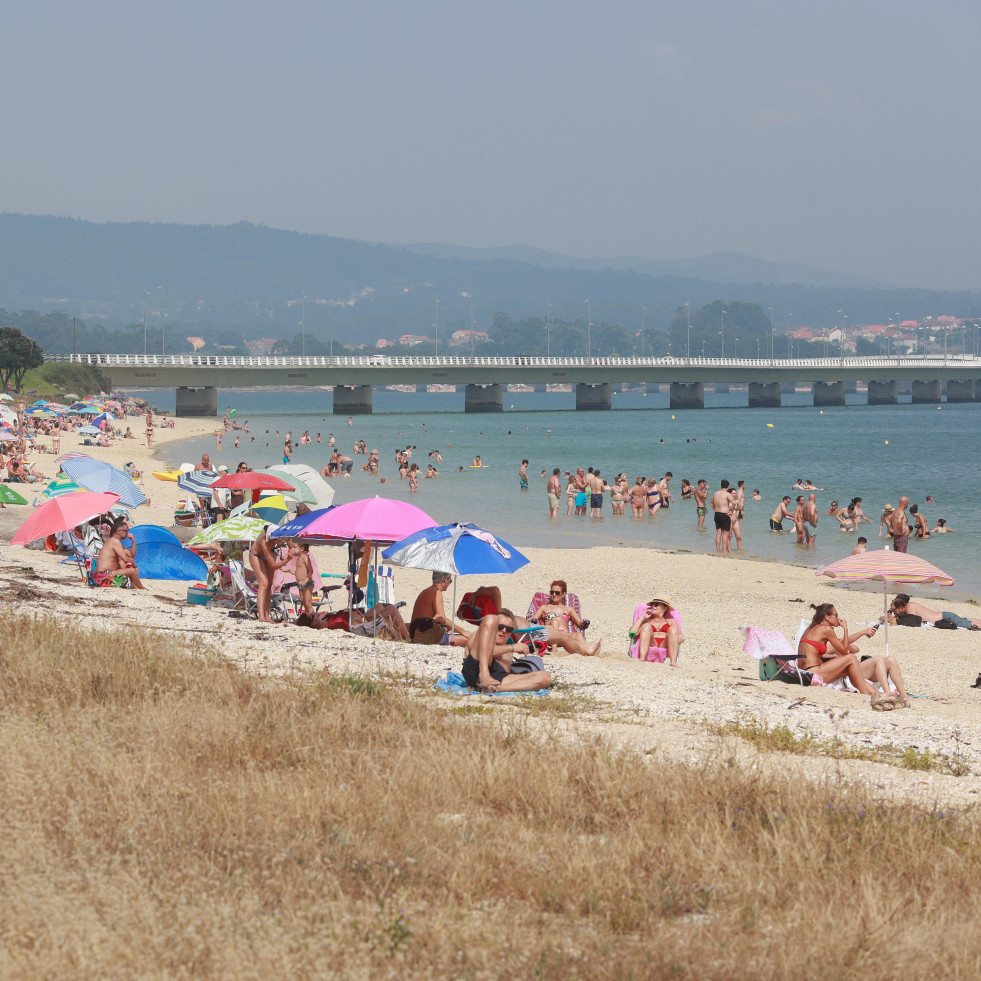 El turismo recibe el verano en Arousa con la primera ola de calor nacional