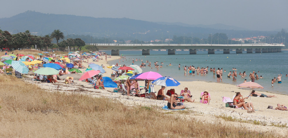 El turismo recibe el verano en Arousa con la primera ola de calor nacional