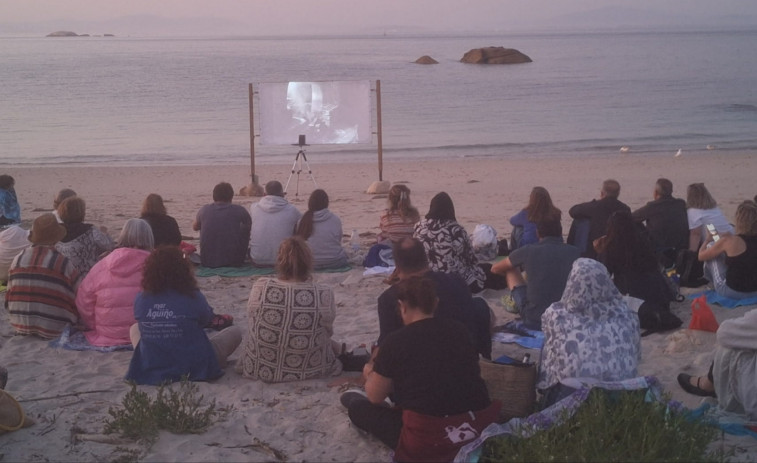 El ciclo de cine mudo en playas de Ribeira arranca con éxito al completarse las plazas para ver 
