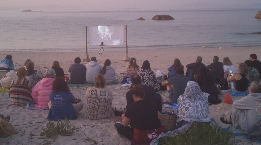 El ciclo de cine mudo en playas de Ribeira arranca con éxito al completarse las plazas para ver "O mozo" de Chaplin en Sálvora