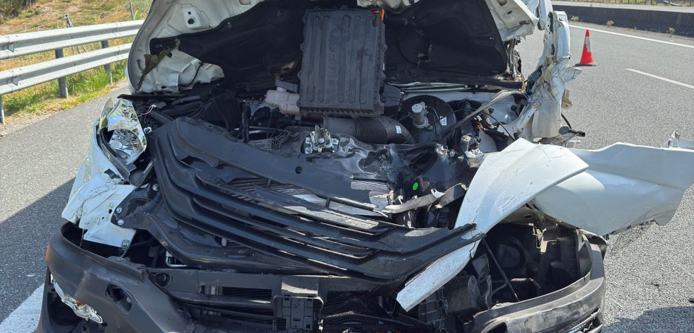 Un hombre queda atrapado en su furgoneta tras una colisión en Barrantes