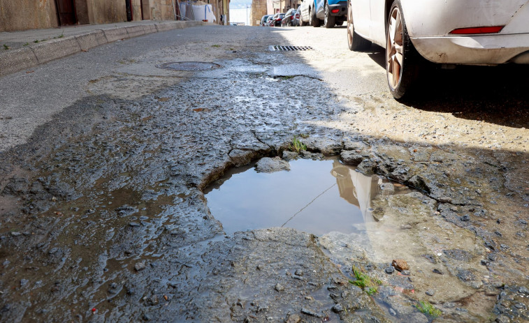 Vecinos de Carril denuncian el mal estado de la Rúa Aduana a pocas semanas de las fiestas
