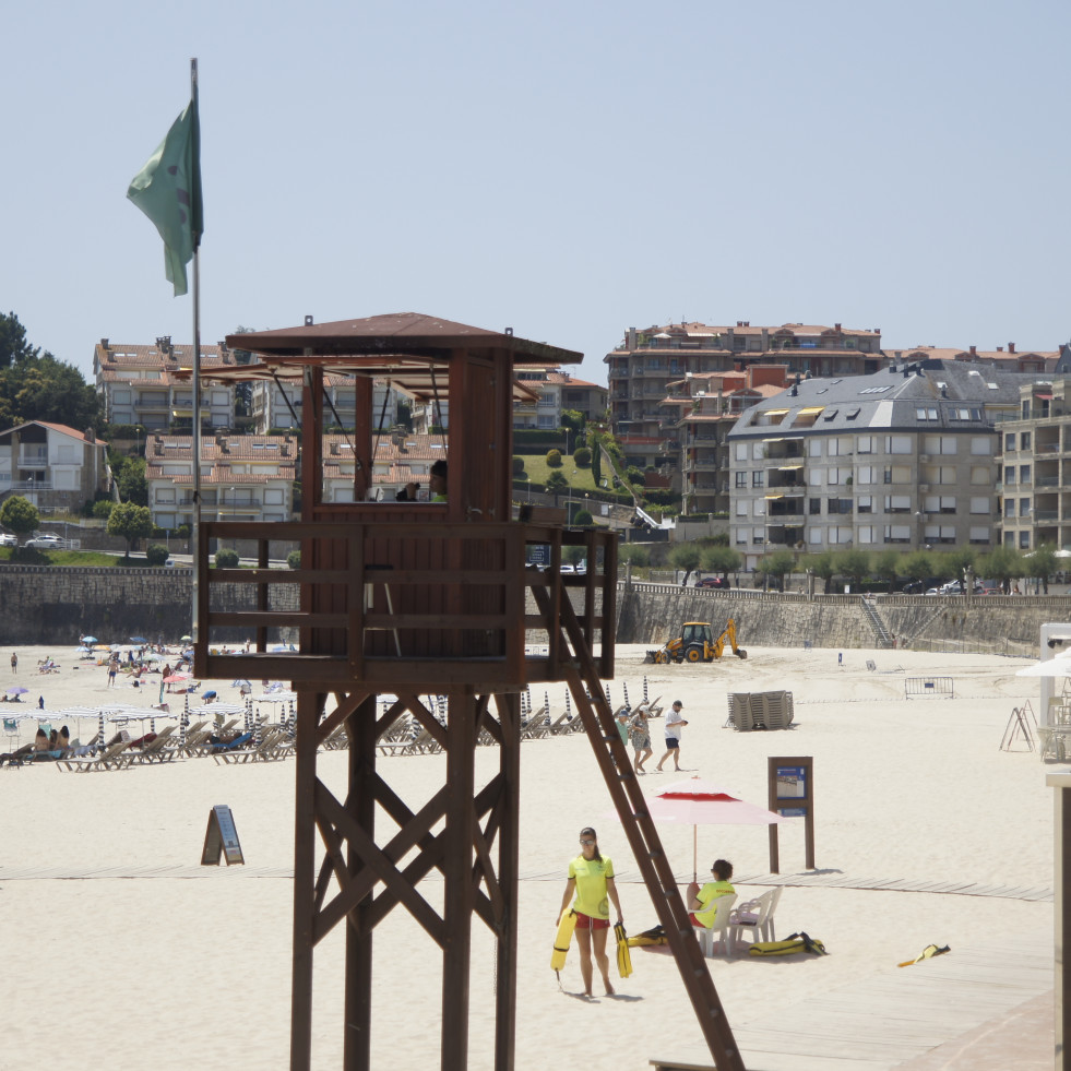 Los socorristas llegan hoy a todos los arenales con bandera azul de Sanxenxo