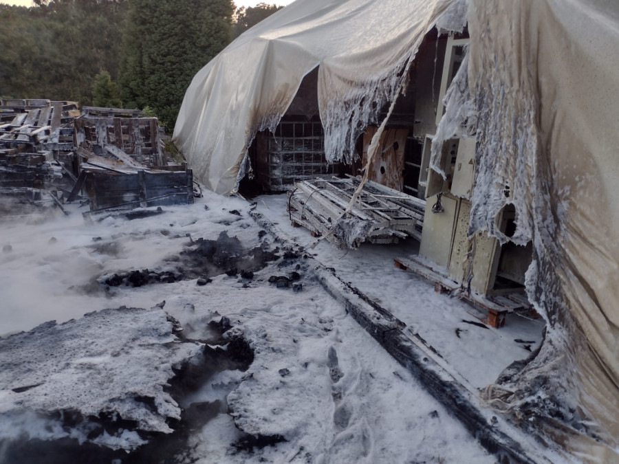 Declarado un incendio en la cordelería JJ Chicolino en Boiro 16 años después de su gran tragedia