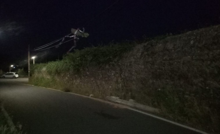 Alertan de la caída de un poste de teléfonos que bloquea la carretera en el Alto do Maño, en A Pobra