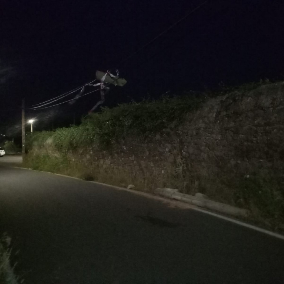 Alertan de la caída de un poste de teléfonos que bloquea la carretera en el Alto do Maño, en A Pobra
