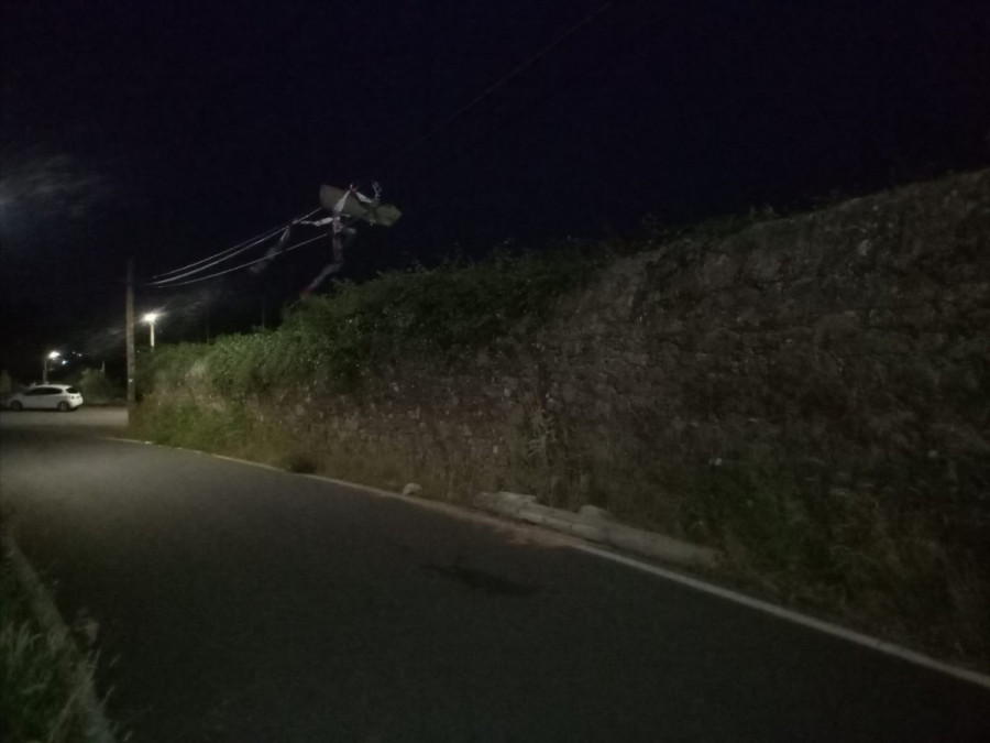 Alertan de la caída de un poste de teléfonos que bloquea la carretera en el Alto do Maño, en A Pobra