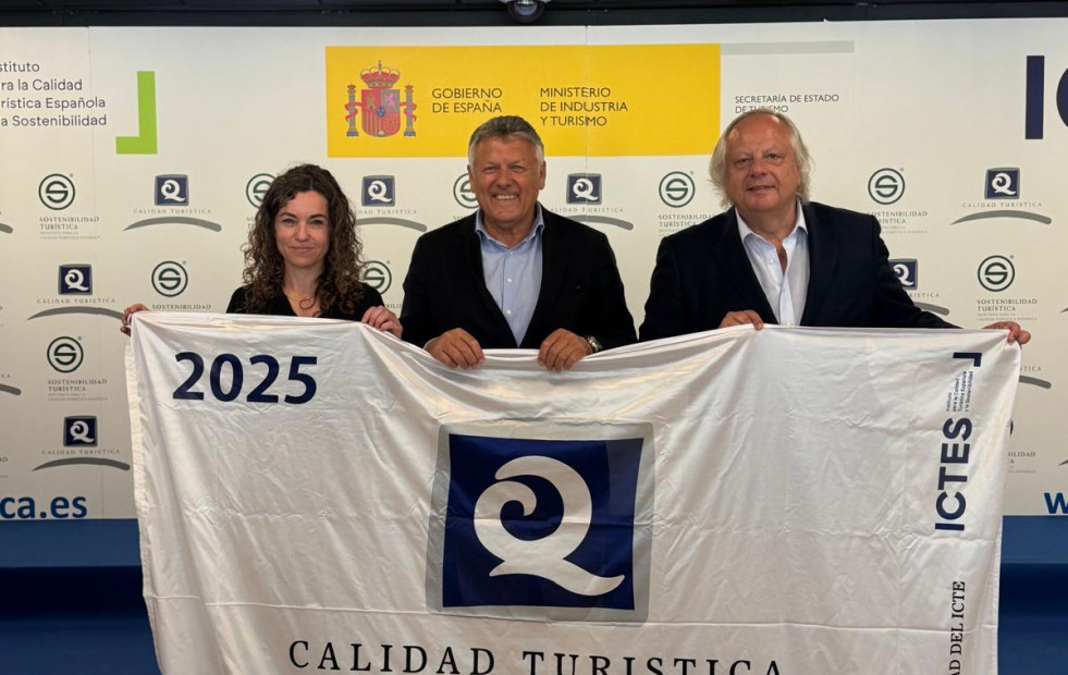 El alcalde de Sanxenxo recoge en Madrid las 18 ‘Q’ de calidad de playas y oficinas de Nauta y Turismo
