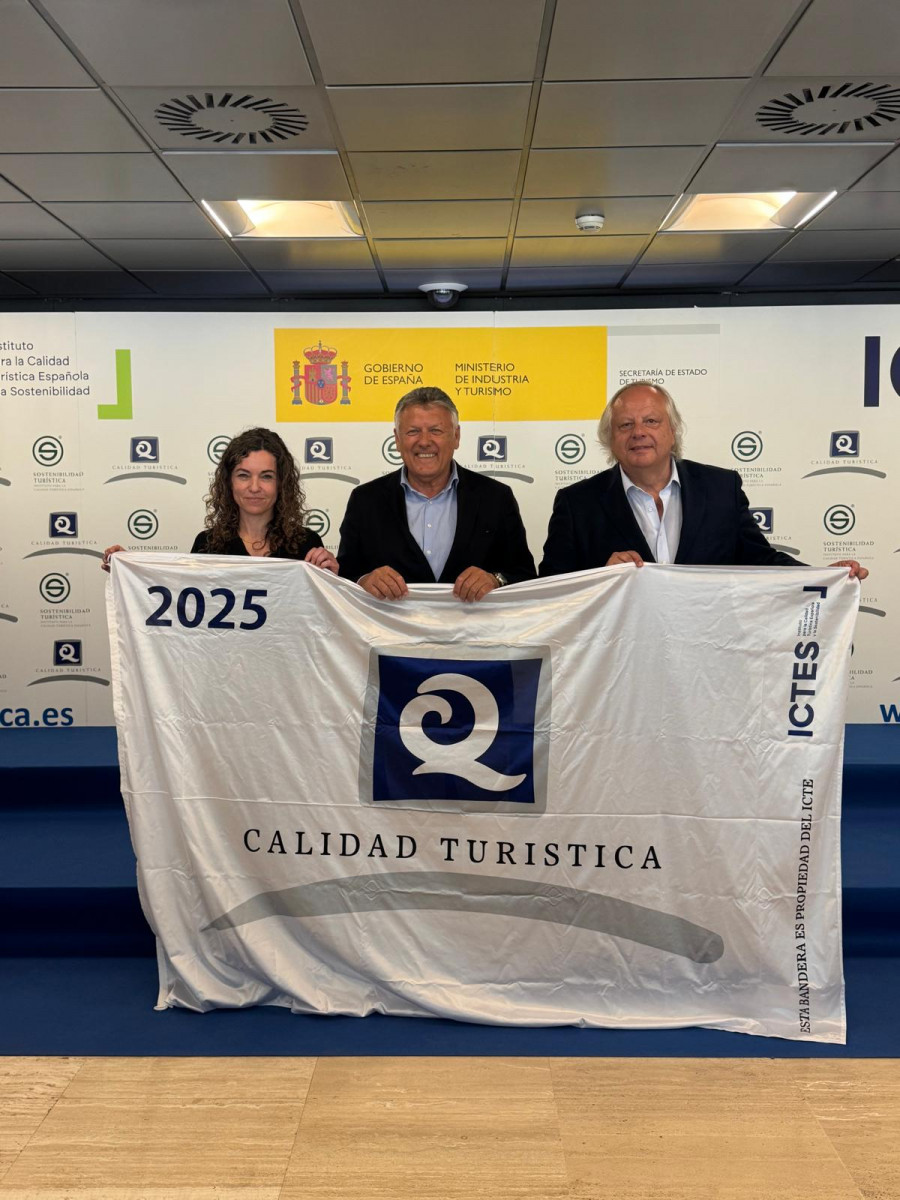 El alcalde de Sanxenxo recoge en Madrid las 18 ‘Q’ de calidad de playas y oficinas de Nauta y Turismo