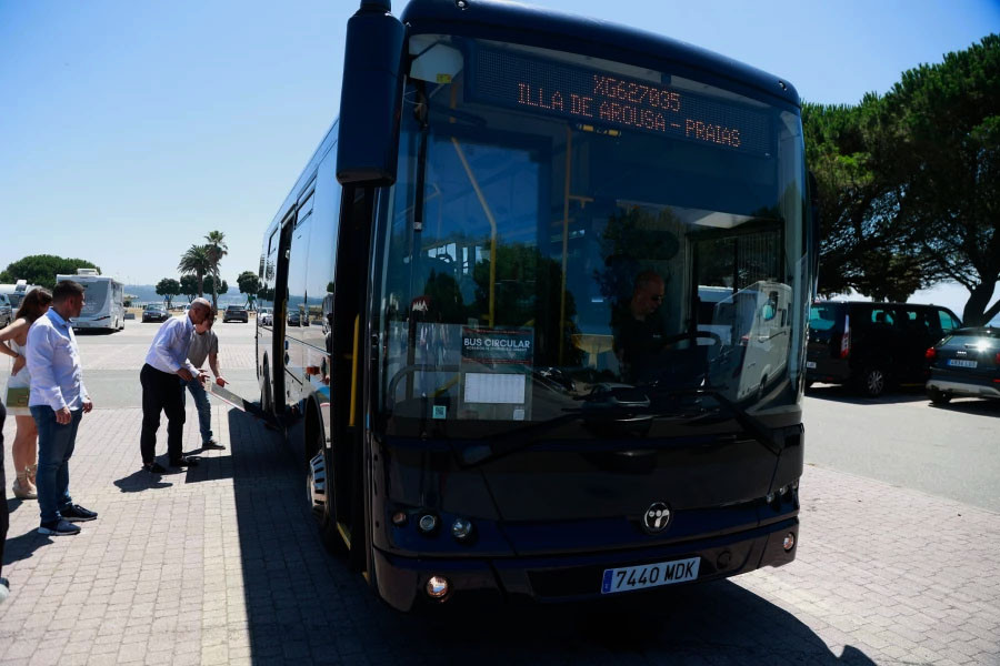 El autobús que dibuja un cero en A Illa