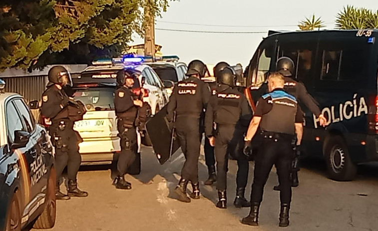 Un muerto y dos heridos graves en una pelea multitudinaria de clanes rivales en Ribeira