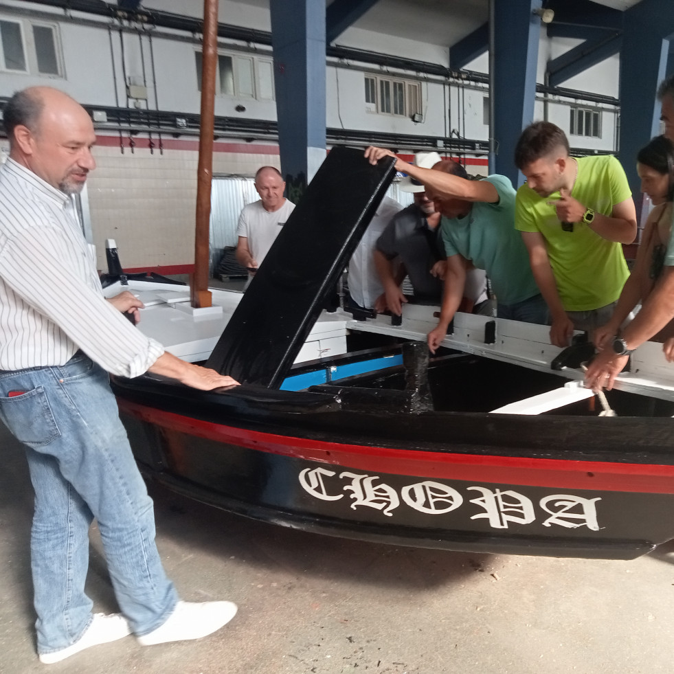 La UCA de Ribeira restaura una embarcación tradicional donada por Andrés Gude 
