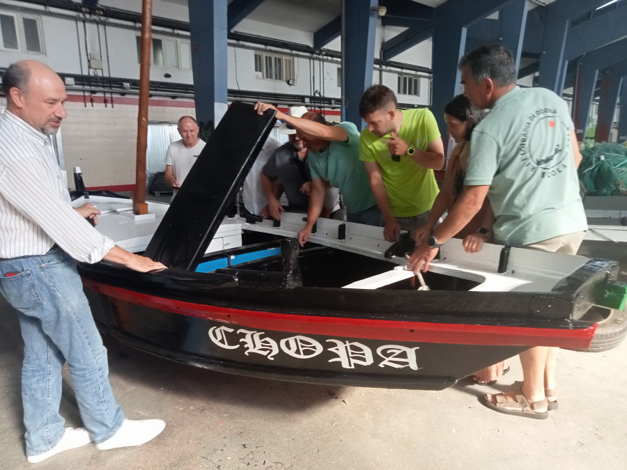 La UCA de Ribeira restaura una embarcación tradicional donada por Andrés Gude "O Chopo" a la Cofradía da Dorna