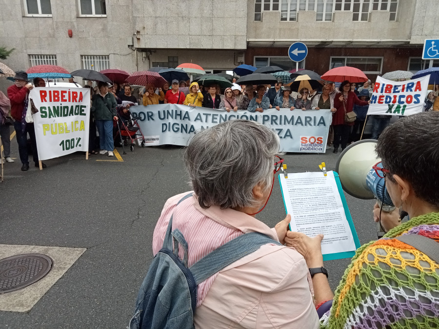 El pleno apoya la reivindicación para cubrir la falta de personal en el centro de salud de Ribeira