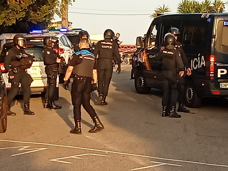 El herido grave en la pelea multituidinaria entre clanes rivales en Ribeira permanece ingresado en el Clínico de Santiago