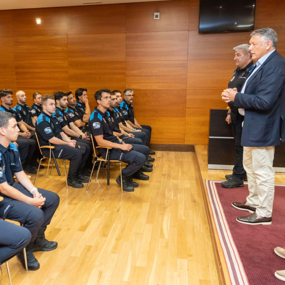 Telmo Martín recibe a los 24 auxiliares de Policía Local que reforzarán la plantilla en verano