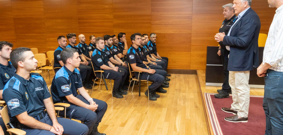 Telmo Martín recibe a los 24 auxiliares de Policía Local que reforzarán la plantilla en verano