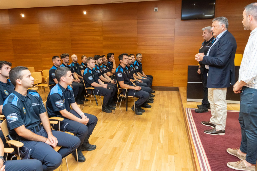 Telmo Martín recibe a los 24 auxiliares de Policía Local que reforzarán la plantilla en verano