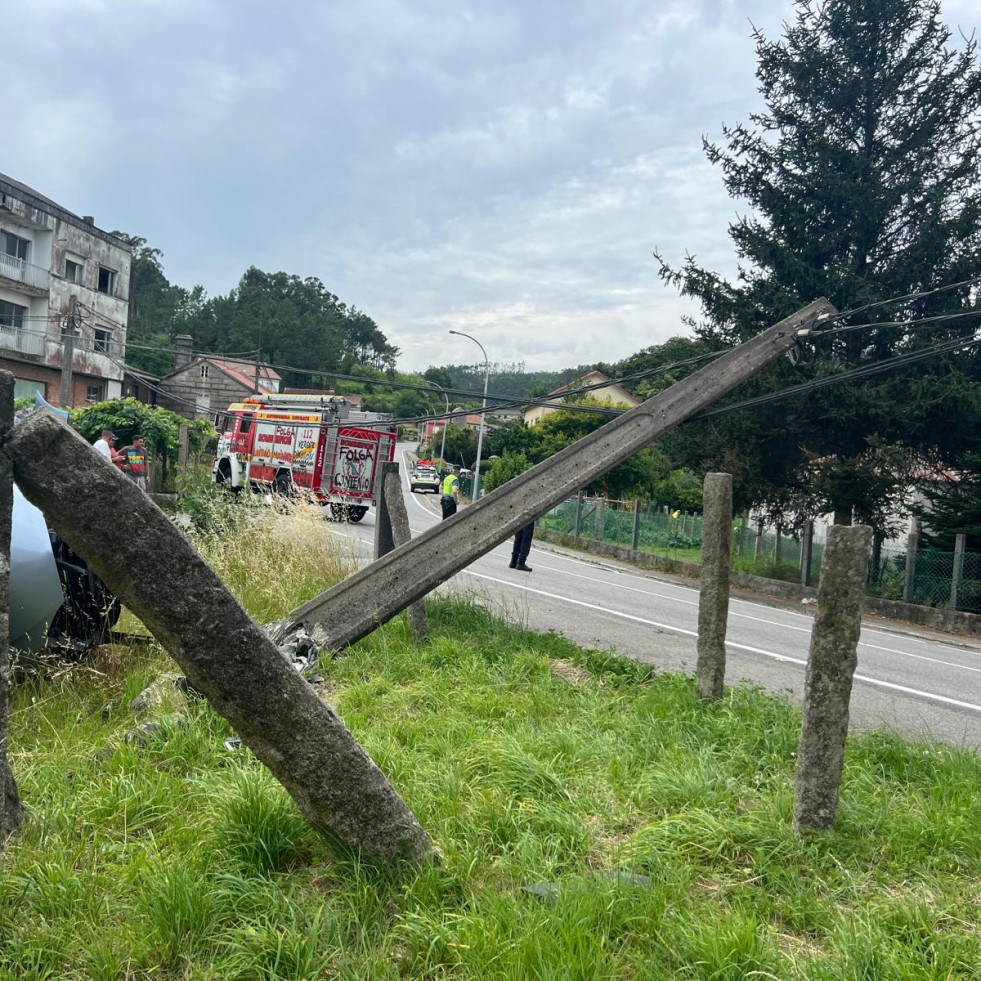 Herido un conductor en una salida de vía con vuelco de un coche que derribó un poste de hormigón en Boiro