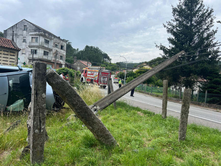 Herido un conductor en una salida de vía con vuelco de un coche que derribó un poste de hormigón en Boiro