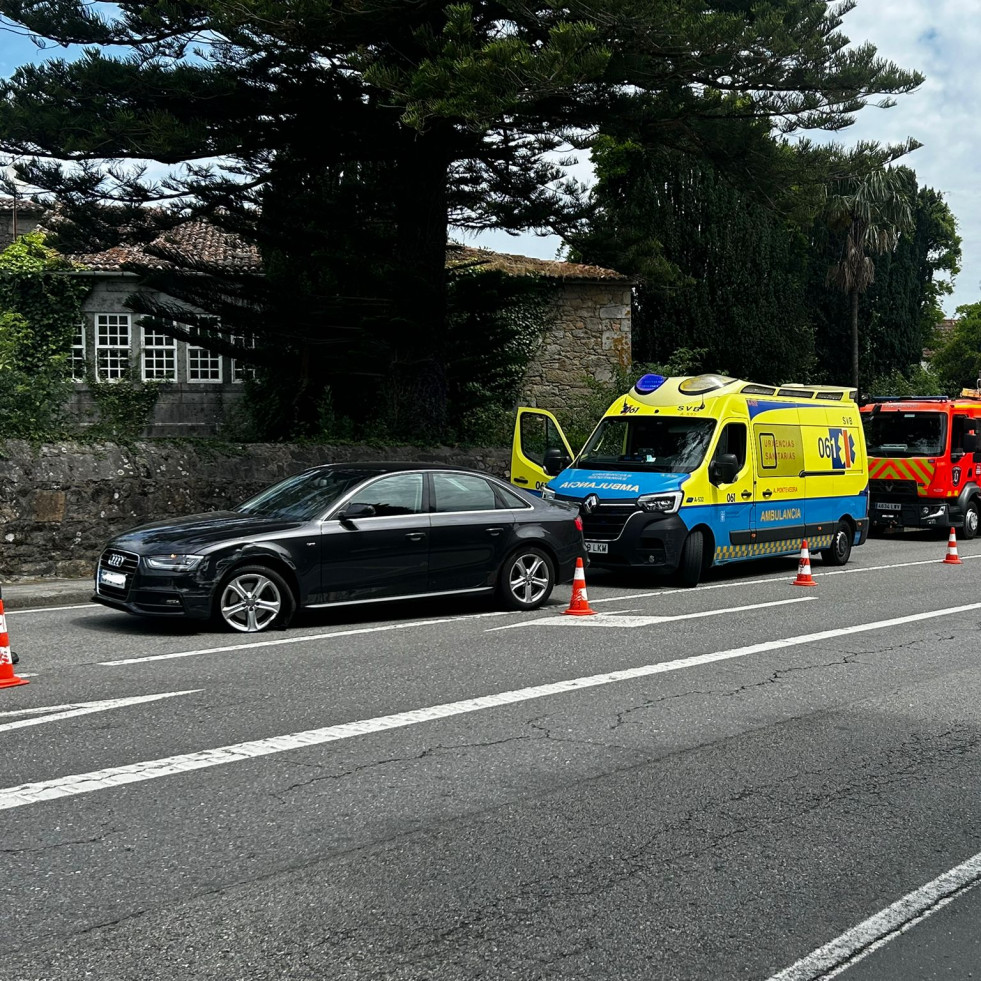 Choca contra un camión de Bomberos en Sobradelo al saltarse una caravana