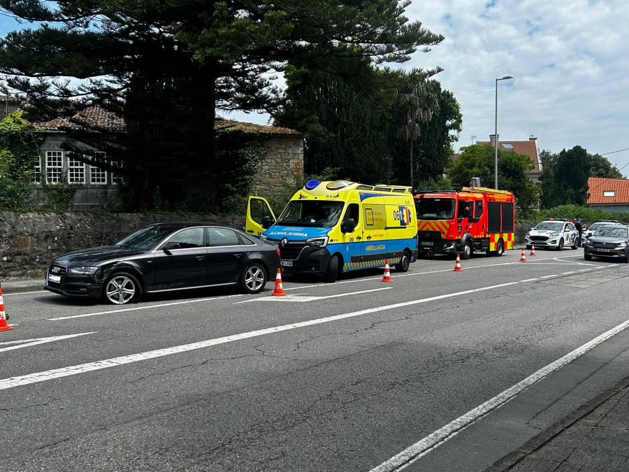 Choca contra un camión de Bomberos en Sobradelo al saltarse una caravana