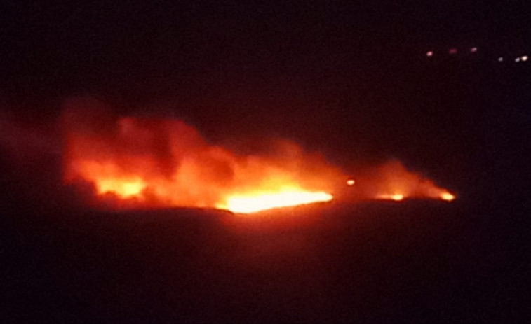Declarado el primer incendio forestal del verano en la comarca, al arder de madrugada monte raso de Os Chans do Barbanza