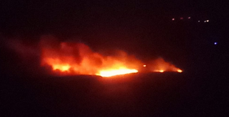 Declarado el primer incendio forestal del verano en la comarca, al arder de madrugada monte raso de Os Chans do Barbanza