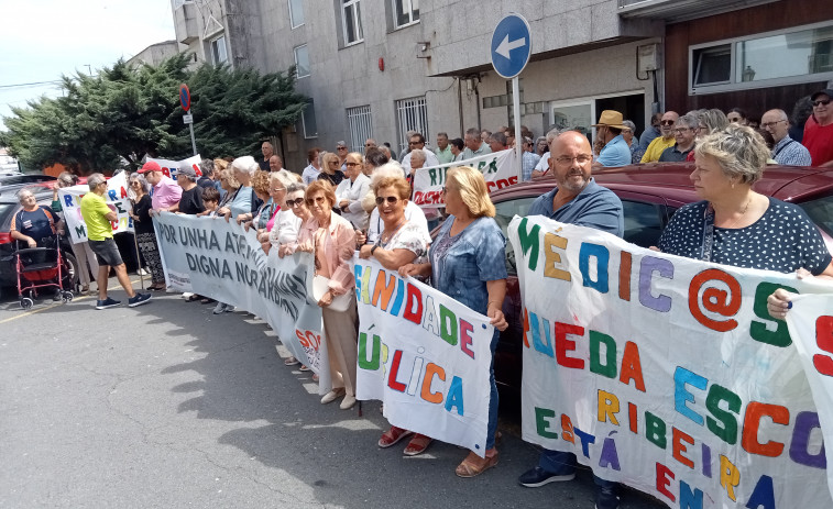 Ribeira mantiene viva la llama de su lucha frente a la falta de médicos en su centro de salud, que hoy retomará Aguiño