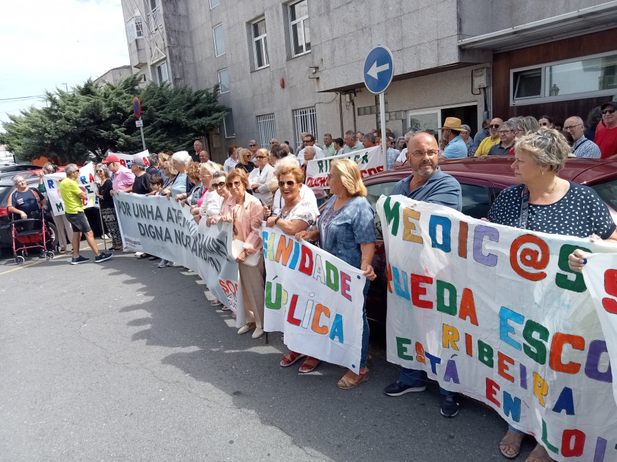 Ribeira mantiene viva la llama de su lucha frente a la falta de médicos en su centro de salud, que hoy retomará Aguiño