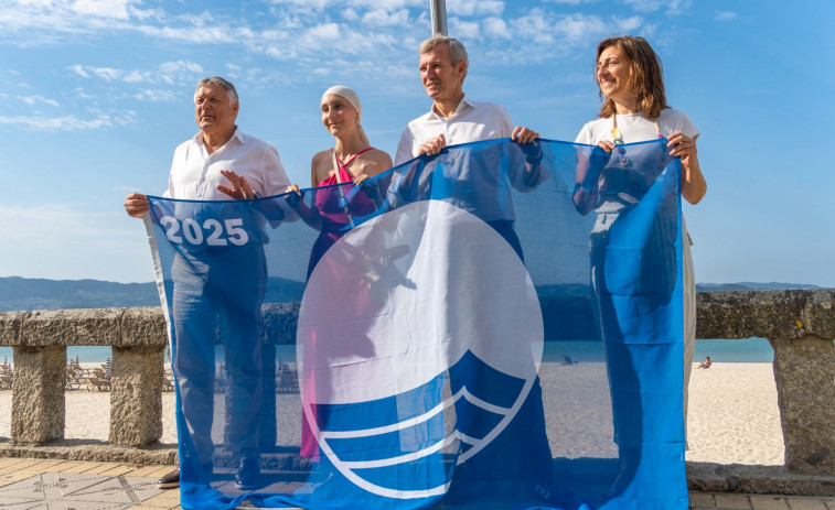 El presidente de la Xunta de Galicia acude a Sanxenxo para izar junto al alcalde la bandera azul de Silgar
