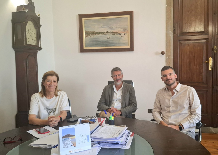 El alcalde recibe al investigador Manuel Souto tras ingresar en la Academia Joven de España